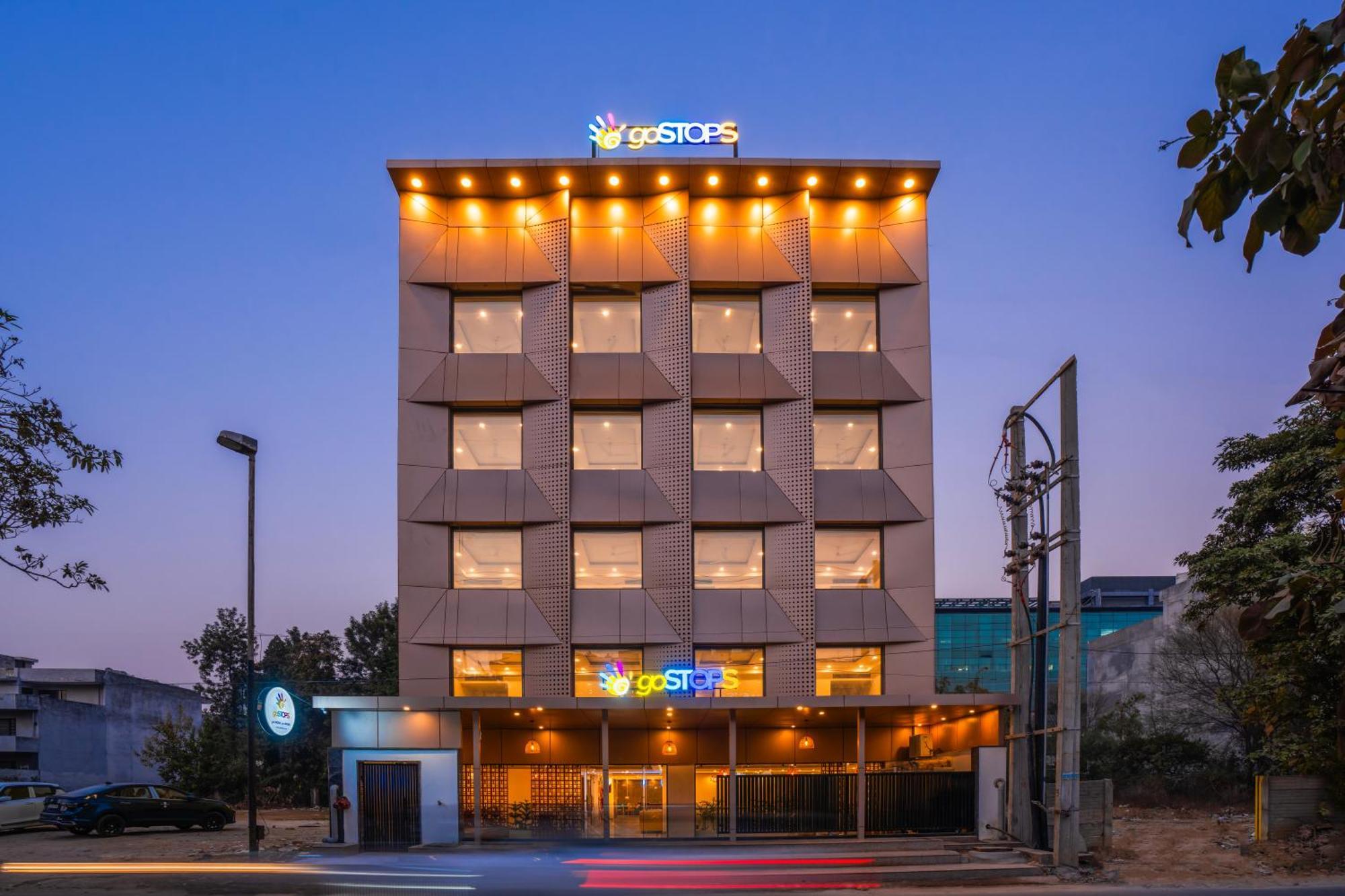 A Pousada Gostops Gurugram Gurgaon Exterior foto